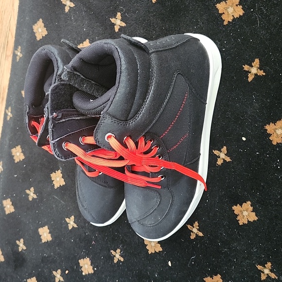 Sneakers - Picture 2 of 4